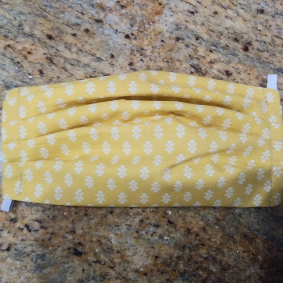 2 Adult face masks - Picture 2 of 3